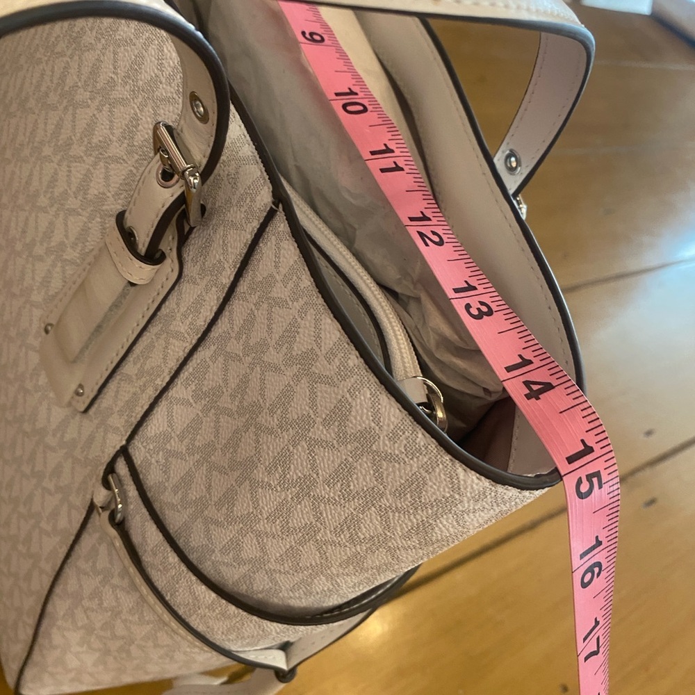 Michael Kors Voyager East West White Beige Signature Tote Authentic NEW w tags 🌷 - Picture 13 of 16